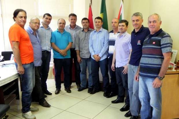 Da esquerda para a direita: Vereador Hildo Gonçalves, vereador Juarez de Oliveira, Rangel Loch, Paulo Hoepers, Dimas Kammer, Lei Alexandre, Diego Passarela, Adenor Pola, secretário de Administração Ademir Brandieli Pedro, secretário adjunto de saúde Edson Szymanski, vereador José Nardi Pereira.