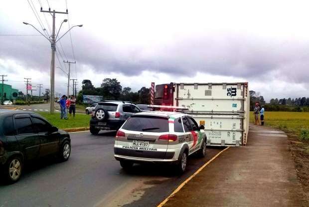 Carreta tomba na Rodovia Gabriel Arns 8 20150525121951