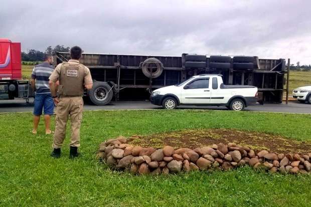 Carreta tomba na Rodovia Gabriel Arns 9 20150525121956