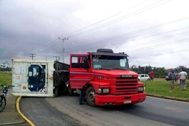 Carreta tomba na Rodovia Gabriel Arns 10 20150525121957