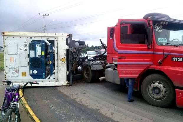 Carreta tomba na Rodovia Gabriel Arns 11 20150525121958
