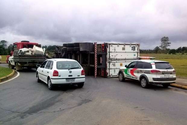 Carreta tomba na Rodovia Gabriel Arns 12 20150525121959