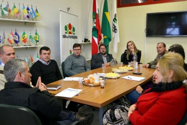 Comissão de Forquilhinha se reúne com secretário de Saúde do Estado 7 DSC 0002