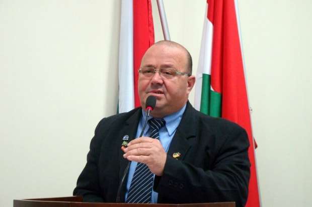 Informativo da 18ª Sessão Ordinária de 2015. 8 Requerimento nº27/ 2015, de autoria do vereador Juarez de Oliveira (PP), requerendo envio de Ofício ao Ministro da Educação, Janine Ribeiro, solicitando algumas informações sobre o Fundo de Financiamento Estudantil – FIES apresentado em Brasília na Marcha dos Prefeitos e Vereadores.