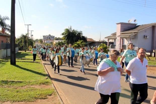 400 pessoas caminham contra as drogas em Forquilhinha na manhã de sábado 19 IMG 8527