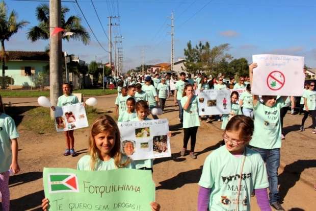 400 pessoas caminham contra as drogas em Forquilhinha na manhã de sábado 26 IMG 8561