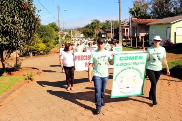 400 pessoas caminham contra as drogas em Forquilhinha na manhã de sábado 27 IMG 8569