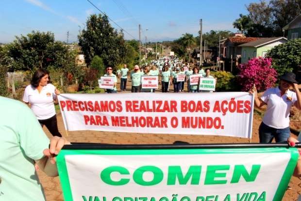 400 pessoas caminham contra as drogas em Forquilhinha na manhã de sábado 29 IMG 8584