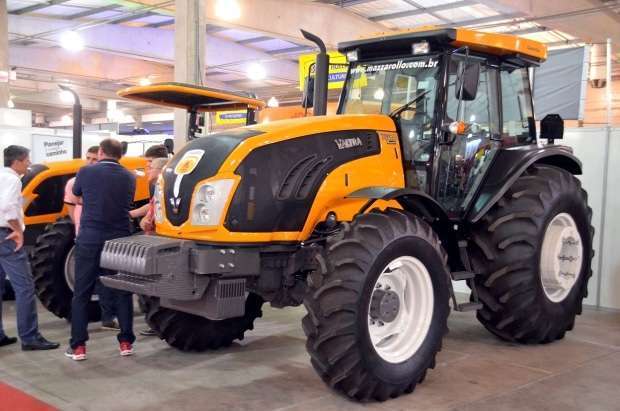 Tratores gigantes e carregados de apetrechos chegam para conquistar o agricultor 7 Tratores 1