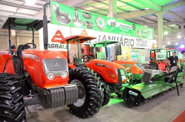 Tratores gigantes e carregados de apetrechos chegam para conquistar o agricultor 8 Tratores 2