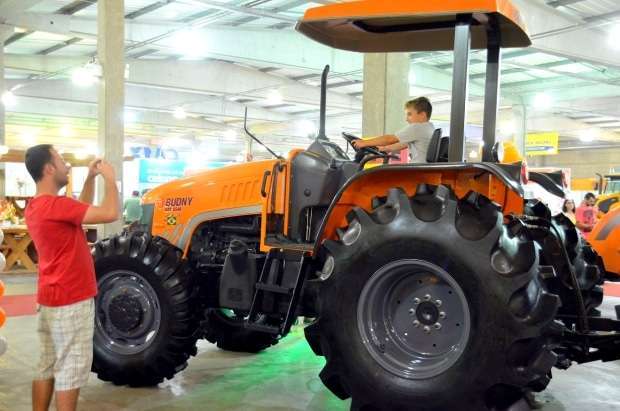 Tratores gigantes e carregados de apetrechos chegam para conquistar o agricultor 10 Tratores 7