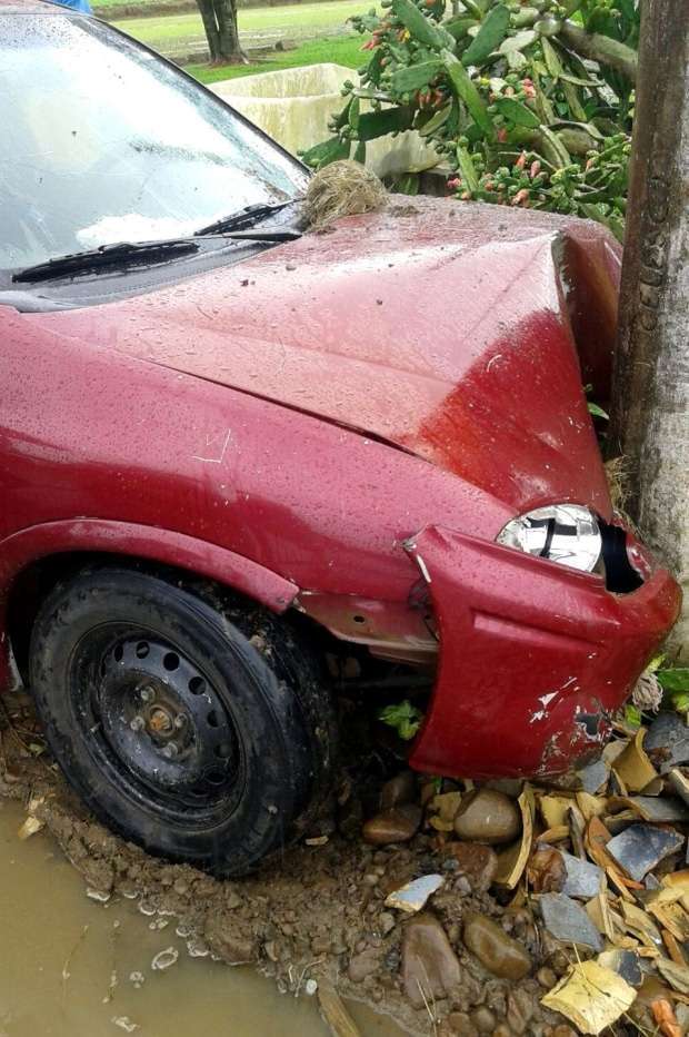 Motorista embriagado causa grandes prejuízos à moradores do bairro Santa Cruz 7 201509061755391