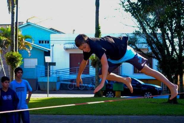Para dois campeonatos nas próximas semanas, Slackline de Forquilhinha precisa de apoio 8 Atleta Alexandre Macarini na fita 1