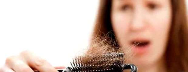 mulher olhando escova de cabelo 001