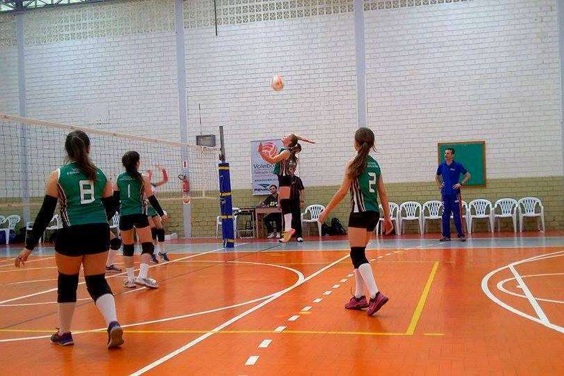 Vôlei de Forquilhinha fica em 7º na Final do Estadual Iniciante 8 Ataque Barbara