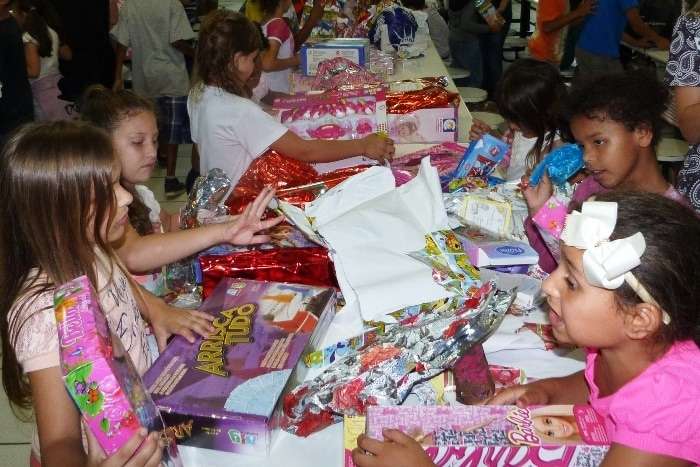 Crianças do Bairro da Juventude recebem festa de Natal 8 imagem49