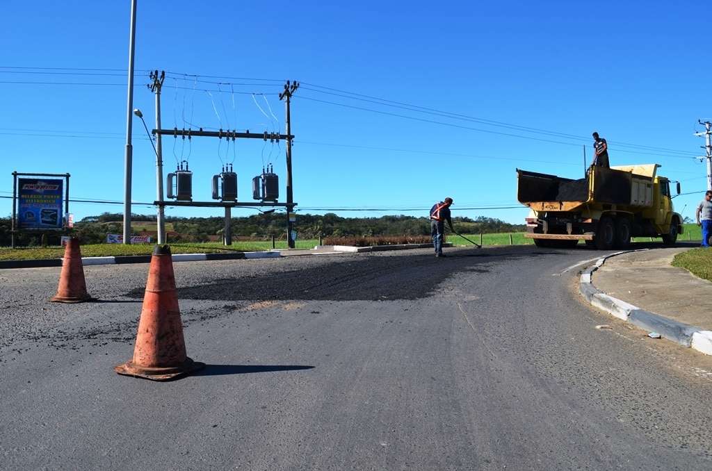 Rodovias estaduais de Forquilhinha recebem Operação Tapa Buracos e de roçadas 7 foto3