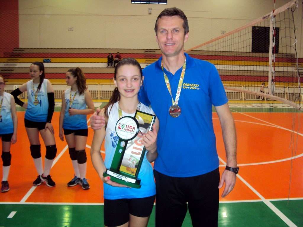 Capitã Forquilhinha recebendo troféu