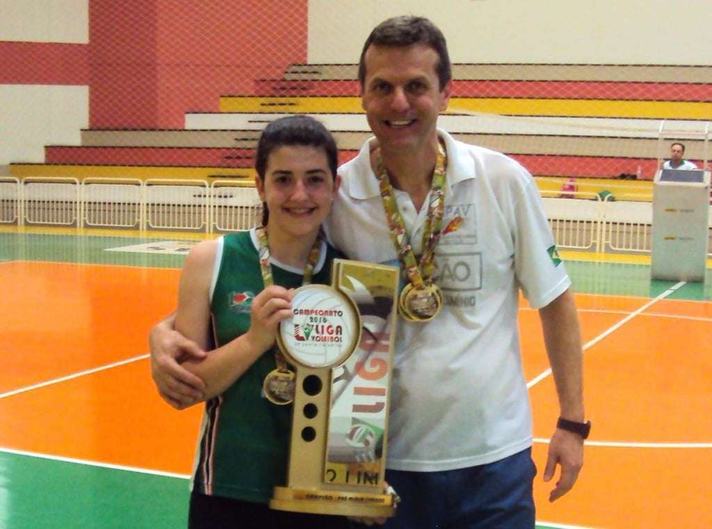 Capitã recebendo o Troféu