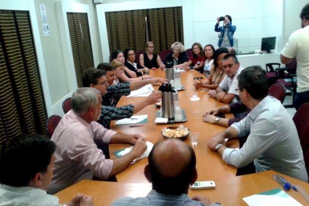 Professores com prefeitos na Amrec 2015 0407 16h11 1