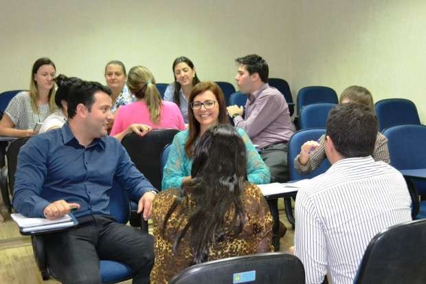 SISTEMA SICREDI INVESTIU EM 2014 O EQUIVALENTE A 255 HORAS DE EDUCAÇÃO PARA CADA COLABORADOR