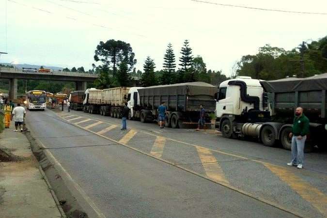 mineiros da carbonifera criciuma retem caminhoes 1047803
