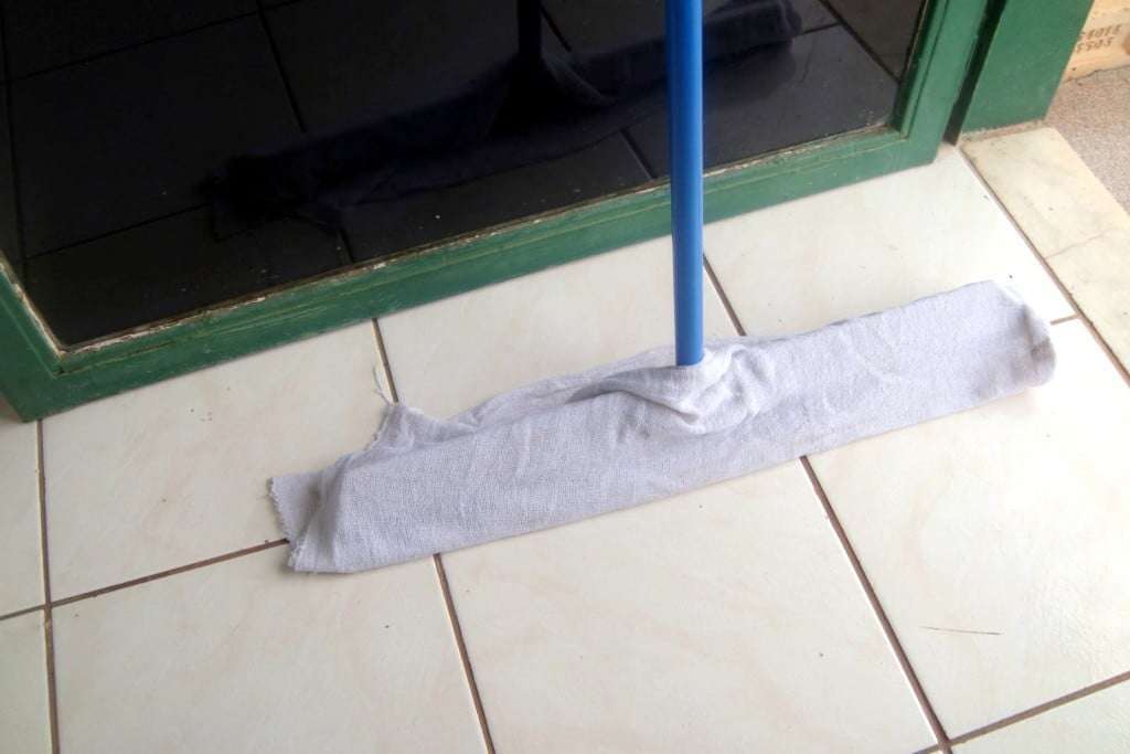 Rodo e pano para limpeza chocolate