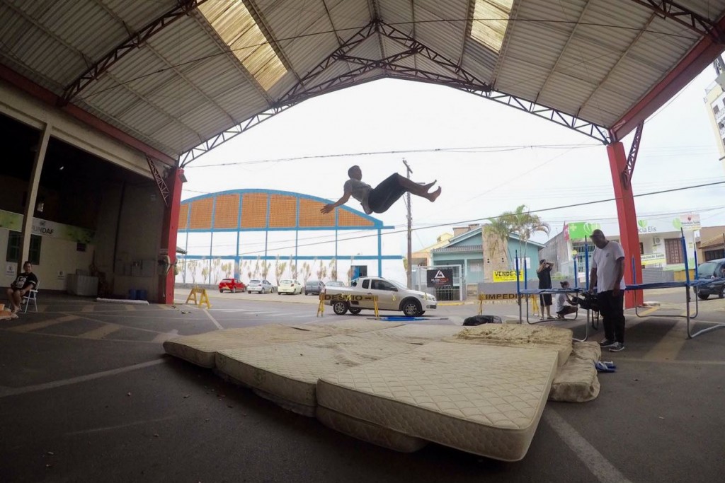 A galera do slackline mandando ver na primeira edição do Ocupa Praça foto Francisca Daltoé