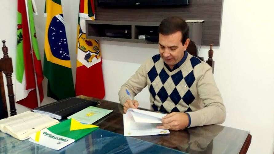 2017 0531 prefeito Arlindo Rocha baixa decreto