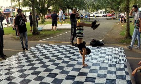 Danças urbanas aleragam a tarde desse domingo na Praça dos Imigrantes Alemães foto Francisca Daltoe