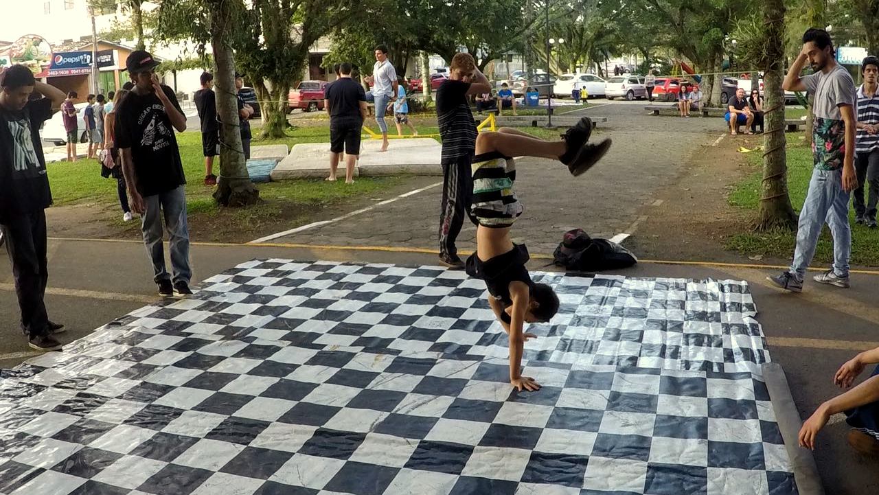 Danças urbanas aleragam a tarde desse domingo na Praça dos Imigrantes Alemães foto Francisca Daltoe