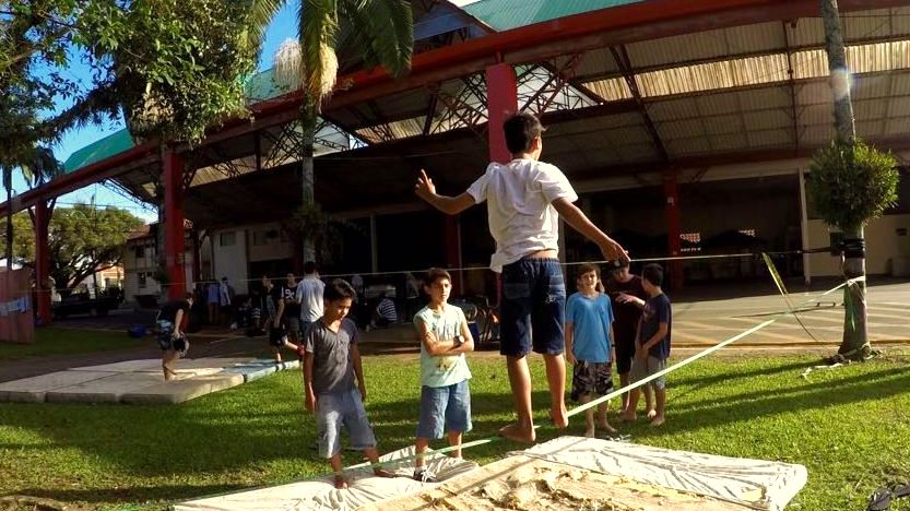 Diversão para todas as idades na fita do slackiline foto Francisca Daltoe