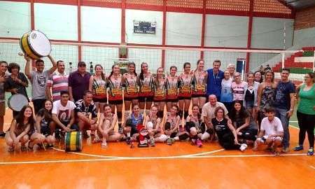 Equipe com autoridades e torcida