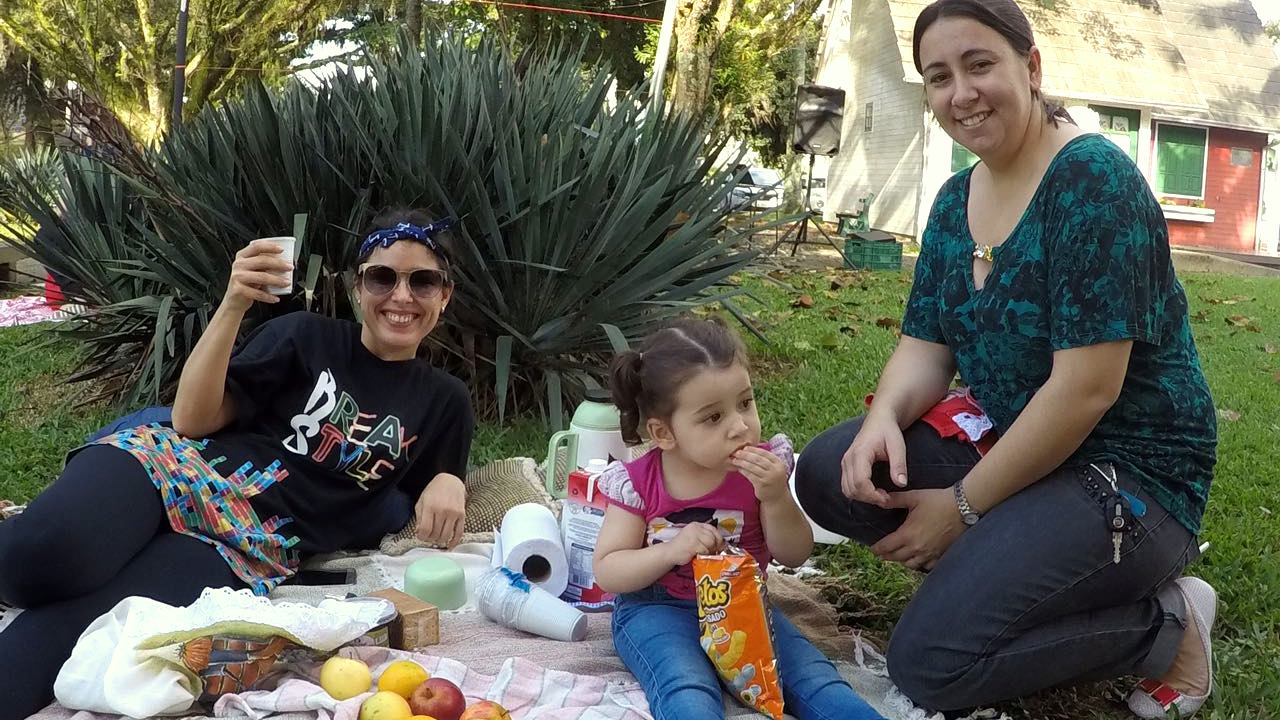 Familias e amigos se reúnem para participar do piquenique cultural foto Francisca Daltoe