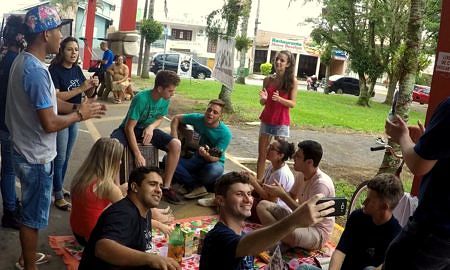 Grupos de jovens marcando presença na primeira edição do Ocupa Praça