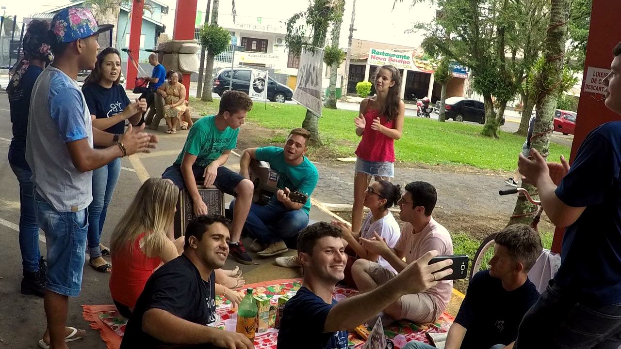 Grupos de jovens marcando presença na primeira edição do Ocupa Praça