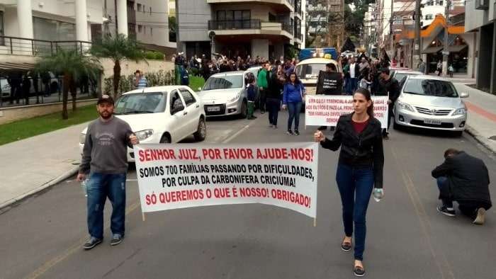 mineiros fazem protesto no centro de criciuma 1074947