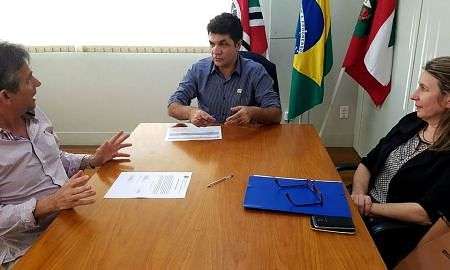 Clésio Salvaro assina ordem de serviço para obras do Canal Auxiliar Foto de Divulgação Decom