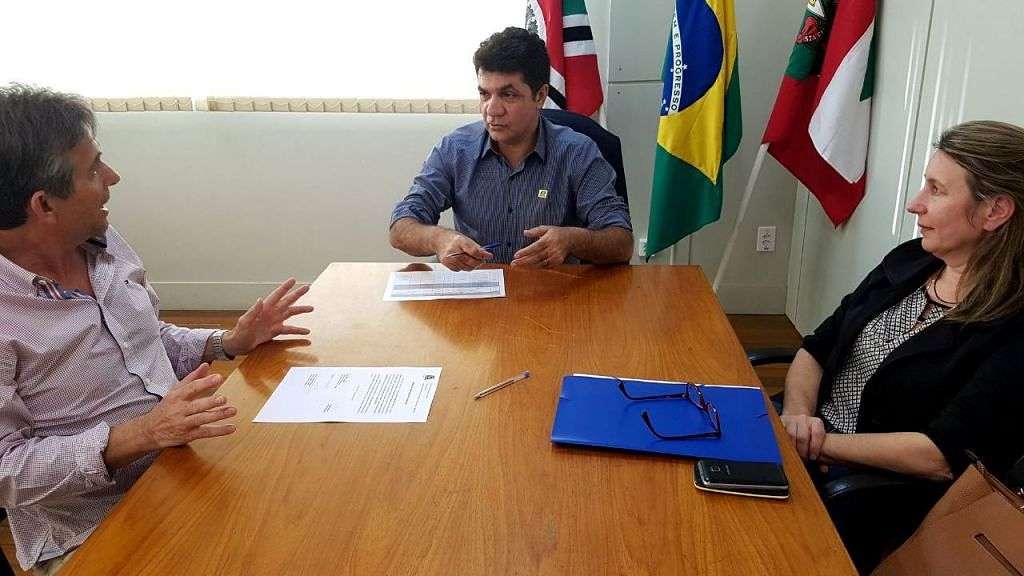 Clésio Salvaro assina ordem de serviço para obras do Canal Auxiliar Foto de Divulgação Decom