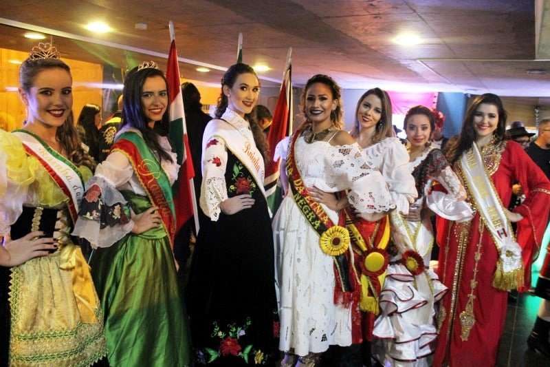 Rainhas da Festa das Etnias Foto de Arquivo Decom