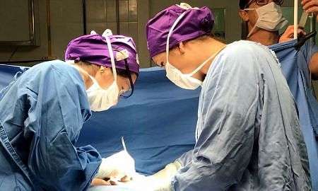 As cirurgiãs voluntárias no mutirão Glayse Favarin Fernanda Buss Porto Leite e o anestesista Marco Antônio Schmitz