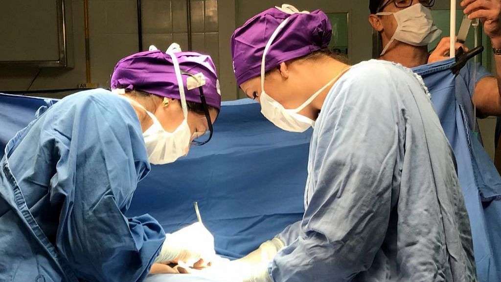 As cirurgiãs voluntárias no mutirão Glayse Favarin Fernanda Buss Porto Leite e o anestesista Marco Antônio Schmitz