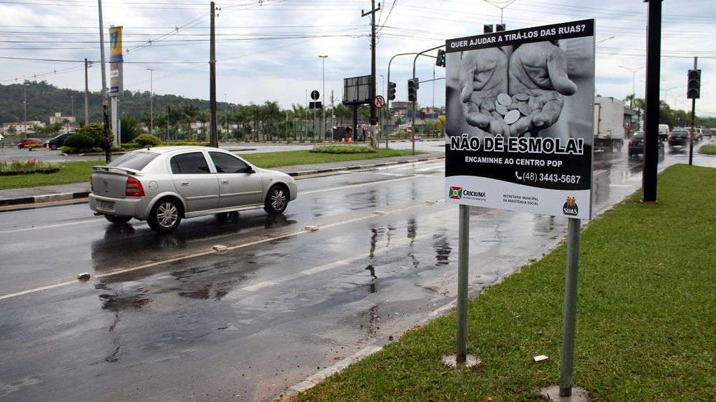 Placa Não dê Esmola Foto de Jhulian Pereira