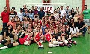 Equipe mirim com pais e autoridades