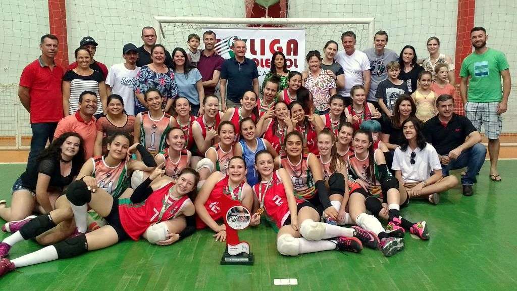 Equipe mirim com pais e autoridades