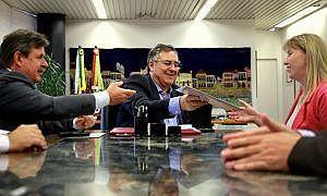 florianopolis governador assina com trombudo central contrato de r 300 mil do badesc cidades 20171206 1631873080