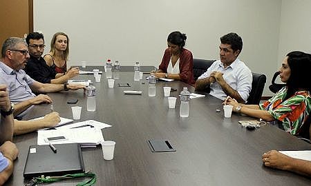 Salvaro e promotor discutem alternativas para evitar ausência de pacientes em exames Foto de Ana de Mattia 2