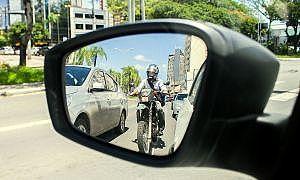 USAR Motos. CRICIÚMA SC BRASIL 18 01 2018. Motociclistas transitam entre os carros na Avenida Centenário. Foto LUCAS SABINO 1