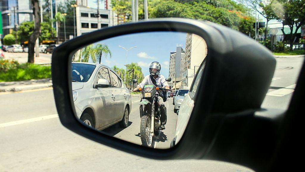 USAR Motos. CRICIÚMA SC BRASIL 18 01 2018. Motociclistas transitam entre os carros na Avenida Centenário. Foto LUCAS SABINO 1