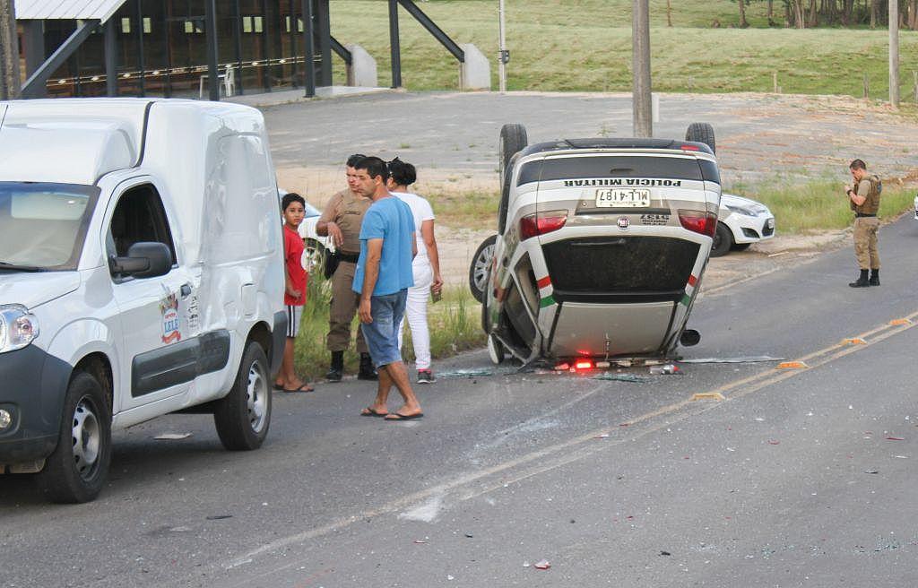 Viatura capotada. IÇARA SC BRASIL 31 01 2018. Após perseguição viatura da PM colide contra veículo e capota em Içara.. Foto LUCAS SABINO 23